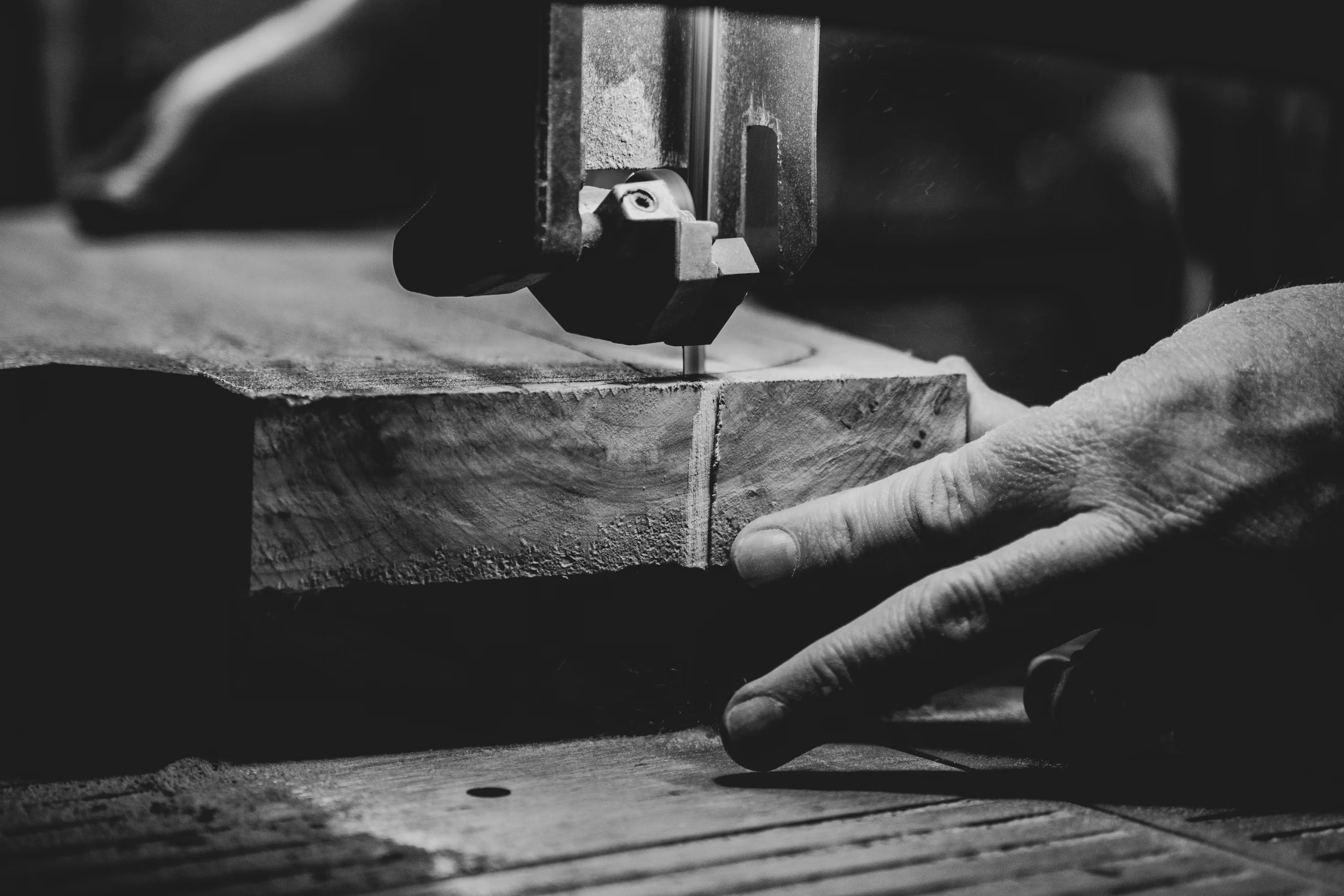 Découpe de bois avec appareil industriel